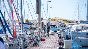 Östra hamnen i Hangö var proppfull under Hangöregattan, men förra årets 7000 övernattningar under säsongen kan bli svårt att uppnå i år. Segelbåtar på Hangö regattan