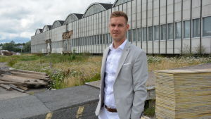 Harri Laisto är en av krafterna bakom planeringen av den nya saluhallen. Harri Laiho står framför den gamla lagerhallen.