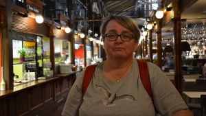 Maarit Korhonen tycker det är bra om turisterna i framtiden möts av en saluhall istället för trist hamnområde då de stiger i land i Åbo. Maarit Korhonen tittar in i kameran.