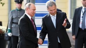 När man minst anar det kan de här männen traska förbi ens sandlådslek. Åtminstone om man råkar gå i ett mycket centralt beläget dagis. Rysslands president Vladimir Putin och Finlands president Sauli Niinistö skakar hand inför sin gemensamma presskonferens i Finland den 21 augusti 2019.