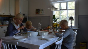 Michaela Lindström vid lunchbordet med sina två yngsta barn Molly och Viktor. Michaela Lindström vid matbordet med barnen.