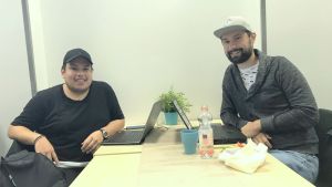 Alexander Wicklén, till vänster, och Marcus Råholm tycker att det viktigaste nog är att göra små saker varje dag. två män sitter i en kafeteria med keps på sig och varsin laptop framför sig