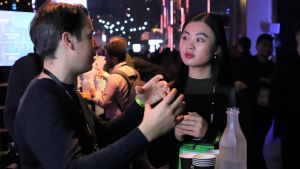 Slush 2019 hade deltagare från över 130 länder. Två personer samtalar på Slush