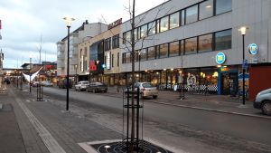 Närhelst man talar om resor går tankarna osökt till Karleby. Kokkolan Rantakadun kortteli, jonka varrella autoja parkissa.