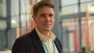 Nicklas Holmqvist är ingenjör och har studerat vid det som i dag heter Yrkeshögskolan Novia i Vasa. En man i en stor sal. Han är på rekryteringsmässa.