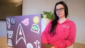 "Kvinnliga spelutvecklare har börjat organisera sig och ta plats", säger Milla Pennanen och nämner organisationen Women in Games som ett exempel. Kvinna sitter vid sin bärbara dator.