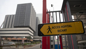 En av portarna till universitetssjukhuset Bichat i Paris fotograferad den 25.1. Samma dag som den nu avlidne patiententen togs in där för misstänkt coronasmitta. En av portarna till universitetssjukhuset Bichat i Paris fotograferad den 25.1. Samma dag då den nu avlidne patiententen togs in på det här sjukhuset med coronasymptom.