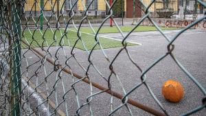 Lekparkerna i Italien har varit stängda under coronapandemin. I början av maj ska parker och grönområden öppnas igen. En orange boll på en asfalterad fotbollsplan omgiven av ett staket
