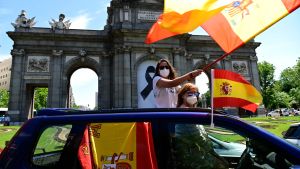 De protesterande spanjorerna viftade med spanska flaggan. Den här bilden är från demonstrationen i Madrid. Spanjorer som protesterar mot landets coronarestriktioner i Madrid 23 maj 2020
