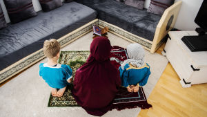 Iltapäivällä Nadia, Liliya ja Rayan rukoilevat perheen yläkerrassa asr-rukouksen. Se on päivän kolmas rukous, ja silloin, kuten aina, muslimit kääntävät kasvonsa kohti Mekkaa.