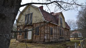Huset från 1920-talet hade sett bättre dagar. Det kunde inte heller flyttas. Gult trähus i mycket dåligt skick.
