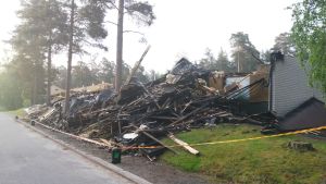 Radhuslängan brann på lördag kväll den 6 juni. En radhuslänga brann i Ekenäs i juni 2020.