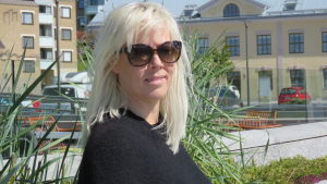 Monica Javanainen säger att det är de enskilda företagarna som ska marknadsföra sin produkter så att de lockar till köp på nätet. Förutom att man ska skilja sig från mängden, ska man också marknadsföra sig på minst två, allra helst flera språk, tillägger hon. En kvinna med långt blont hår, svart tröja och solglasögon står ute på en uteservering. Hus och parkerade bilar i bakgrunden.
