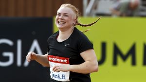 Krista Tervo har kastat två gånger finländskt rekord i Somero. Krista Tervo jublar efter rekordkast.