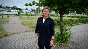 Förvaltningschef Erika Strandberg säger att det är viktigt att beakta de anställdas personliga önskemål. Erika Strandberg framför ett träd, en lekpark syns i bakgrunden.