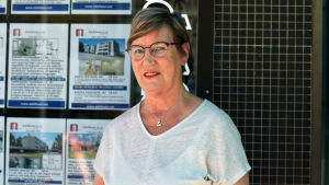 Lea Adolfsson tror att folk i huvudstadsregionen har blivit trötta på att sitta där och vill därför till Västnyland. en äldre kvinna med kort frisyr och röda glasögon.