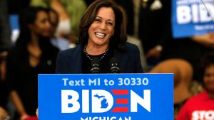 Efter att ha avslutat sin egen primärvalskampanj i december ifjol, gjorde Kamala Harris kampanj för Joe Biden i Michigan i mars i år. Kamala Harris talar vid ett av Joe Bidens kampanjevenemang i Michigan tidigare i år.