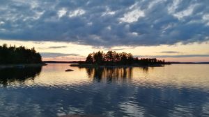 Många har möjlighet att distansarbeta vilket gör att fler bor på stugan. Midsommarnattens skolnedgång i Bromarv.