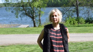 Regissören Annika Grof är bosatt i Billnäs. Hon vill berätta karelarnas historia på ett nytt sätt genom att dra en parallell mellan dagens flyktingkris och den kris som Finland en gång gick igenom. Regissören Annika Grof vid en filminspelning i Fiskars.