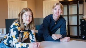 Eleverna Fanny Tyskas och Oiva Ahvonen är nöjda med hur det ser ut inne i det renoverade gymnasiet. Fanny Tyskas och Oiva Ahvonen