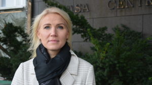Vårddirektör Marina Kinnunen säger att sjukhuset tar responsen på allvar. Marina Kinnunen, en vit kvinna med blont hår, står utanför Vasa centralsjukhus.