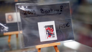 Frimärken som ingår i motivserier är populära. Här ett frimärke med ishockeyspelaren Aleksander Barkov. Bild på frimärke med Alexander Barkov.