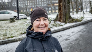 Nya konserthuset kunde användas för att göra ett område trevligare, tycker Kota-Aho. Kvinna i mörk jacka och brun mössa tittar mot kameran.
