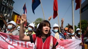 Demonstranter i Myanmar använder en gest med tre fingrar i luften som protestsymbol. Gesten är tagen från roman- och filmserien The Hunger Games. Demonstranter håller upp tre fingrar i luften.