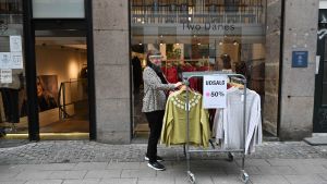 Butik som öppnats efter att ha hållit stängt i flera månader. Restriktionerna lättades upp 1.3.2021. Butik som öppnats efter att ha hållit stängt i flera månader. Restriktionerna lättades 1.3.2021