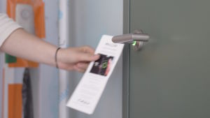 Smartlås öppnas med ett chip i pappret på Busholmen i Helsingfors. Smartlås på Busholmen i Helsingfors