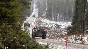 Finska försvarets huvudkrigsövning 2019 kretsade kring ett snabbt eskalerande scenario i sydöstra Finland. Kolme panssarivaunua kulkee hiekkatiellä.