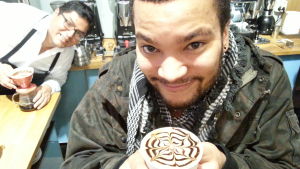 Joonatan Cafeoria Roasteryssä. Taustalla Ivan Ore