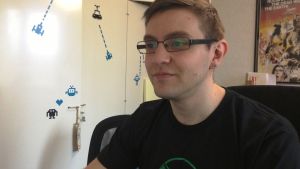 Mikko Meriläinen doktorerar i spelfostran. man med glasögon sitter på en stol