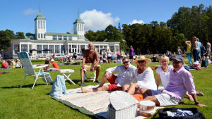Vissa evenemang i Hangö samlar mycket folk, här picknick vid Casino för ett år sedan. Människor sitter på picknickfiltar i Casinoparken i Hangö.