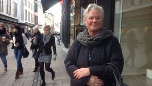 Rike Olsen hoppas på nyval nästa år. Rike Olsen, en dam i övre medelåldern, framför ett skyltfönster på en gågata, Köpenhamn.
