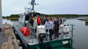 Suomussalmieleverna besöker Korsholm för att åka på skärgårdsläger. Elever från Suomussalmi och Korsholm fick bekanta sig med sjöbevakningen på Vallgrund.
