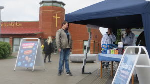 Sverigedemokraternas lokala kandidater för kampanj vid Centrumkyrkan i Gråbo Folk vid tält på Sverigedemokraternas kampanj inför kyrkovalet i Sverige 2017