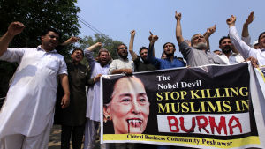 "Nobel-djävulen, sluta döda muslimer i Burma" står det på banderollen som hölls upp av demonstranter i Pakistan den 7 september. "Nobel-djävulen, sluta döda muslimer i Burma" står det på banderollen som hölls upp av demonstranter i Pakistan den 7 september.