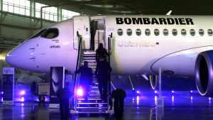 Bombardier C i en hangar i Riga. Kanadatillverkade planet Bombardier i hangar i Riga
