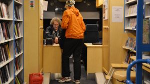 Erja Louhio passade på att låna böcker i Valkom när bokbussen återkom. Bibliotekskunden Erja Louhio i Lovisa bokbuss med Erja Louhio