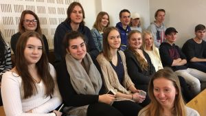 Studerande från Karis-Billnäs gymnasium följde med debatten i fullmäktige på måndagen (13.11). En grupp ungdomar.