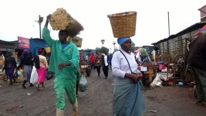 Människor på en marknad i Harare på onsdag morgon efter nattens kupp. Människor på en marknad i Harare på onsdag morgon efter nattens militärövertagande.