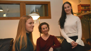 Det var kompisen Hanna Nordman som övertalade Cecilia att ställa upp i luciavalet och mamma Heli som anmälde henne. Cecilia Kronberg tillsammans med sin kompis Hanna Nordman och sin mamma Heli Kronberg
