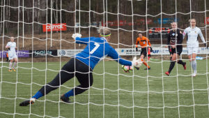 Den gångna säsongen vann FC Honka FM-guld bland både damerna och B-flickorna. Paula Myllyoja räddar ett skott, PK-35-Honka.
