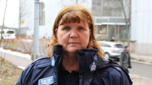 Överkonstapel Heidi Warelius. överkonstapel heidi warelius framför polishuset i böle