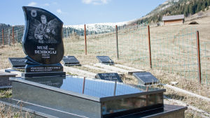 Gravsten över en tidigare UÇK/KLA-krigare i byn Bogë i bergen i västligaste Kosovo. En krigsveterans grav i byn Bogë i Kosovo.