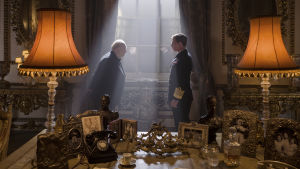 Kung George VI (Ben Mendelsohn) är även han till en början skeptiskt till Churchills möjligheter att lyckas. Winston Churchill (Gary Oldman) bugar inför kung George VI (Ben Mendelsohn).