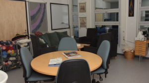 Här kan patienterna också samlas för att arbeta. Ett rum i Raseborgs mentalvårdscenter där klienterna kan sitta och arbeta och pyssla.