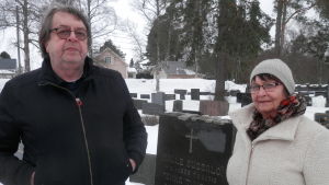 Hasse Tiihonen och Carita Skog vid farfar, Pekka Tiihonens grav. Hasse Tiihonen och Carita Skog vid farfar, Pekka Tiihonens grav