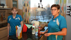 Städarna Britta Holtlund och Carina Björklund berättar att det finns en djungel av olika rengöringsmedel att välja mellan. Städarna Britta Holtlund och Carina Björklund.